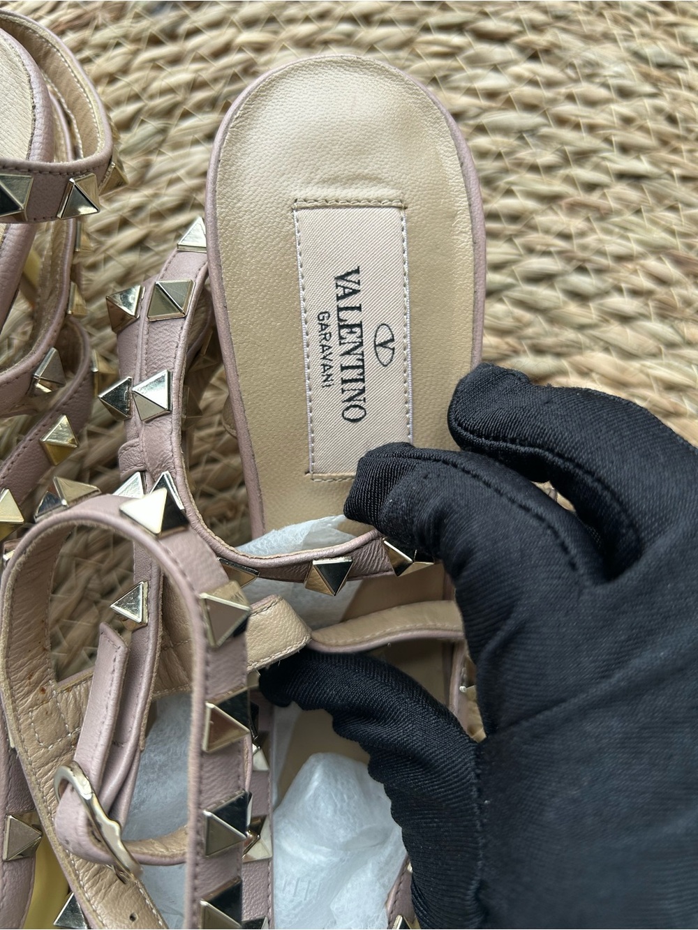 🚩steal Valentino Rockstud T-Strap Pointed Toe Pump in Pale Yellow and Nude - Picture 4 of 10